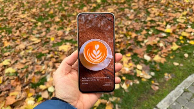 <b>Nubia Air: Display-ul cel mai luminos de pe un telefon sub 1000 lei</b>Nubia Air are un ecran destul de mare, de 6.78 inch, un AMOLED cu rezoluţie de 2720 x 1224 pixeli. Are până la 4500 de nits de luminozitate, dar asta în condiţii ideale, probabil în laborator. Are raport ecran-corp de 88.2%, deci muchii