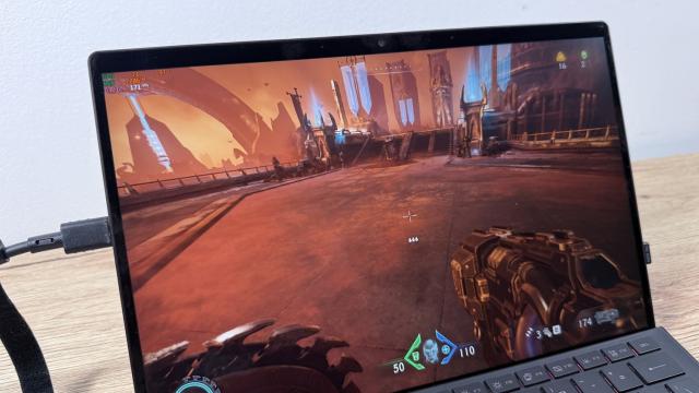 <b>ASUS ROG Flow Z13 (2025) review: Un „laptop de gaming” puternic într-o carcasă de tabletă, cu dotări de top pentru sesiuni de joacă confortabile on-the-go</b>Anul 2025 m-a prins călătorind mult. Uneori o săptămână întreagă, alteori doar două-trei zile, dar cu mereu aceeași dilemă: ce device iau cu mine? De obicei am două telefoane, uneori chiar trei, o tabletă de 10 inch pentru multimedia, dar și laptopul