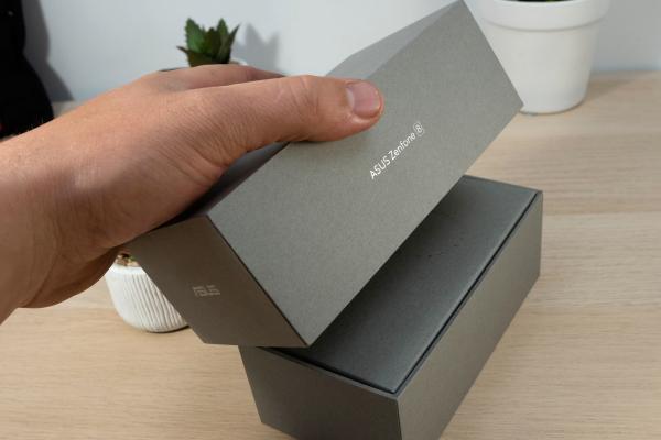 ASUS Zenfone 8 Unboxing: David între Goliaţi, telefonul compact mult aşteptat (Video)