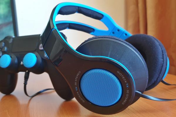 Prezentare Gioteck TX-30 MEGAPAK: Căști de gaming pentru smartphone sau consolă (PS4/PS5) cu amortizare alcantara și grip-uri de controller la pachet