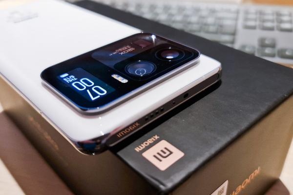 Xiaomi Mi 11 Ultra Unboxing: cel mai mare senzor foto de pe mobil, spate ceramic cu personalitate, extra ecran (Video)