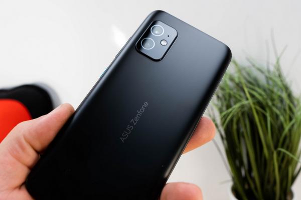 ASUS ZenFone 8: Design diferit, ASUS dă publicului "anti-paleta de ping pong"