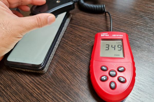 Luminozitate display Realme 8 5G și ecranul văzut la microscop