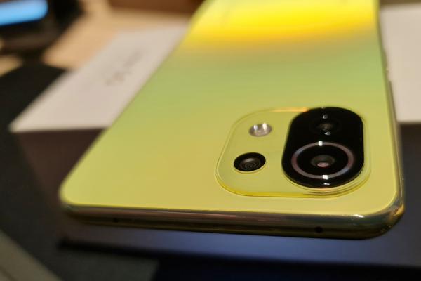 Xiaomi Mi 11 Lite 5G Unboxing: cel mai jucăuş colorat telefon midrange inaugurează un procesor cu ţinte mari (+cadou Mi Smart Band 6 la achiziție) (Video)