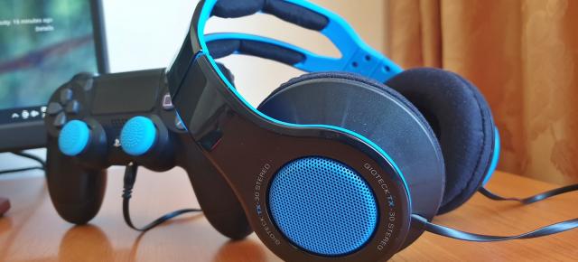 Prezentare Gioteck TX-30 MEGAPAK: Căști de gaming pentru smartphone sau consolă (PS4/PS5) cu amortizare alcantara și grip-uri de controller la pachet