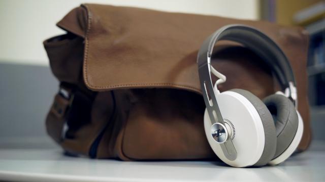 <b>Sennheiser a vândut divizia Consumer (cea de căşti pentru audiofili), păstrează fabrica de la Braşov; Iată cine e cumpărătorul</b>Scriam în februarie 2021 că Sennheiser caută cumpărător pentru segmentul său consumer, cel care se ocupă cu celebrele căşti pentru audiofili. Ei bine se pare că germanii au găsit un cumpărător şi nu e vorba 