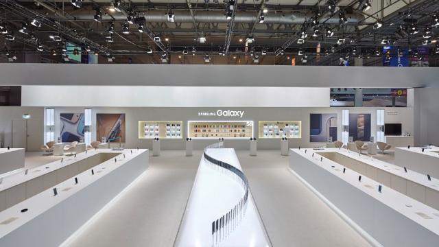 <b>Târgul de tehnologie MWC 2021 Barcelona rămâne fără MVP-uri: Samsung nu va lua parte fizic la evenimentul din iulie</b>Problemele se țin lanț pentru organizatorii târgului de tehnologie Mobile World Congress 2021 din Barcelona și anume GSMA. Astfel, după ce anterior nume mari precum Sony, Nokia și Ericsson au anunțat 