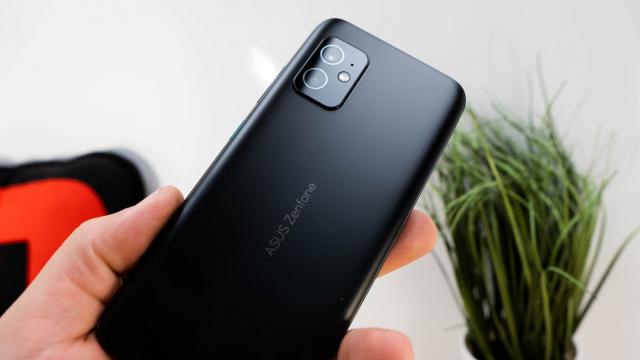 <b>ASUS ZenFone 8: Design diferit, ASUS dă publicului "anti-paleta de ping pong"</b>Exact când credeam că moda telefoanelor mignone a trecut, vine ASUS şi ne loveşte în moalele capului. În sensul bun, evident. Avem un public feminin care vrea telefoane compacte, avem persoane cu mâini mici şi persoane nostalgice dupa perioada pre-palete