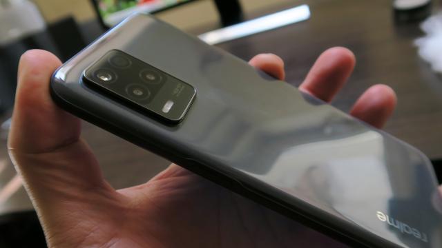 <b>Realme 8 5G: Hardware cu unele upgrade-uri utile de la Realme 8, 8 Pro</b>Realme 8 5G este într-un fel un hibrid de Realme 8 şi Realme 8 Pro, doar că plusează faţă de ele la câteva capitole. Pentru început ecranul este cu 0.1 inch mai mare, sărind la 6.5 inch şi primeşte şi refresh rate de 90 Hz
