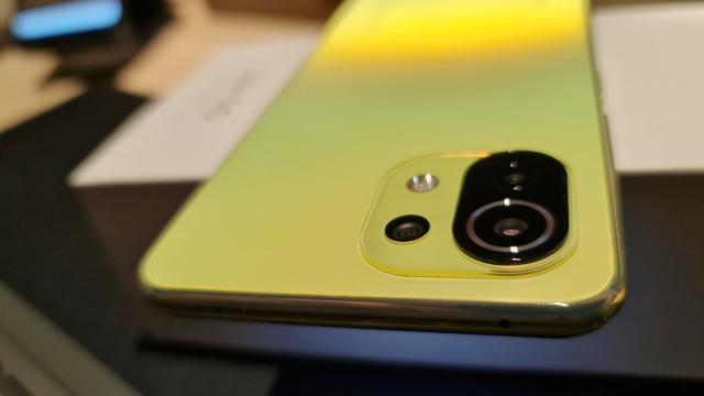 <b>Xiaomi Mi 11 Lite 5G Unboxing: cel mai jucăuş colorat telefon midrange inaugurează un procesor cu ţinte mari (+cadou Mi Smart Band 6 la achiziție) (Video)</b>După Xiaomi Mi 11 care a inaugurat procesorul Snapdragon 888 încă din decembrie 2020, acum Xiaomi inaugurează şi procesorul Qualcomm Snapdragon 780G pe Xiaomi Mi 11 Lite 5G. Acest procesor merită toată 