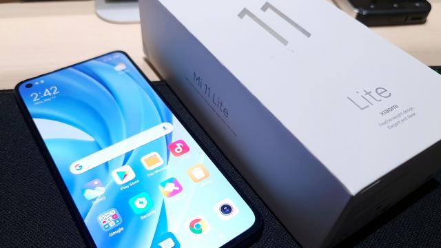 <b>Xiaomi Mi 11 Lite 4G Unboxing: telefon 4G stilat, cu 90% din dotările variantei 5G (Video)</b>Pe 13 mai Xiaomi a lansat în România o serie de produse noi, în frunte cu flagship-ul Xiaomi Mi 11 Ultra, plus 4 televizoare noi şi două modele Mi 11 Lite. Unul este Xiaomi Mi 11 Lite 5G, deja scos din cutie separat