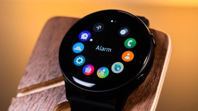 <b>Seria Samsung Galaxy Watch 4 va rula Wear OS! O nouă caracteristică este confirmată</b>Samsung urmează să anunțe în acest an o nouă serie de purtabile. Ar fi vorba despre smartwatch-urile Galaxy Watch 4 și Watch Active 4, iar un zvon aducea în discuție posibilitatea ca acest lineup să ruleze Wear OS. Ei bine, publicația Sammobile susține