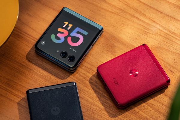 Motorola RAZR 40 Ultra duce la următorul nivel experiența de pliabil cu clapetă, oferind cel mai mare ecran secundar