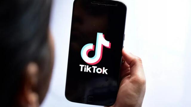 <b>TikTok testează un chatbot AI numit „Tako”, care poate purta conversații cu utilizatorii platformei</b>TikTok, platformă deținută de compania ByteDance Ltd., testează un nou feature. Se numește „Tako” și este un chatbot bazat pe inteligență artificială care va purta conversații cu utilizatorii. Poate răspunde la întrebări și conform reprezentanților