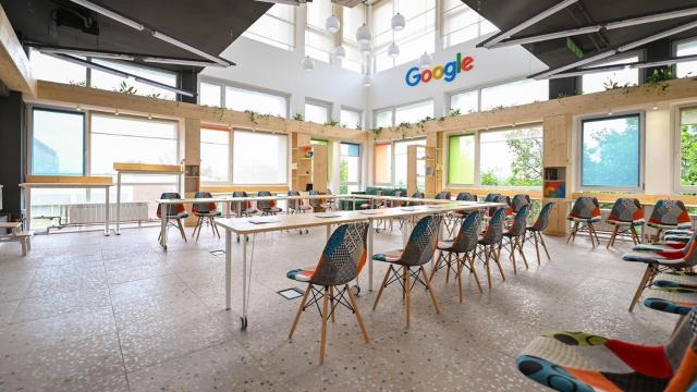 <b>Google anunță deschiderea Google Lab în cadrul Universității Politehnica din București; Studenții pot folosi hub-ul pentru a-și dezvolta abilitățile de programare</b>Vești bune pentru actualii și viitorii studenți ai Universității Politehnica din București. Google a anunțat deschiderea Google Lab în cadrul facultății de Automatică și Calculatoare. Este vorba despre un hub adresat studenților care vor să-și dezvolte