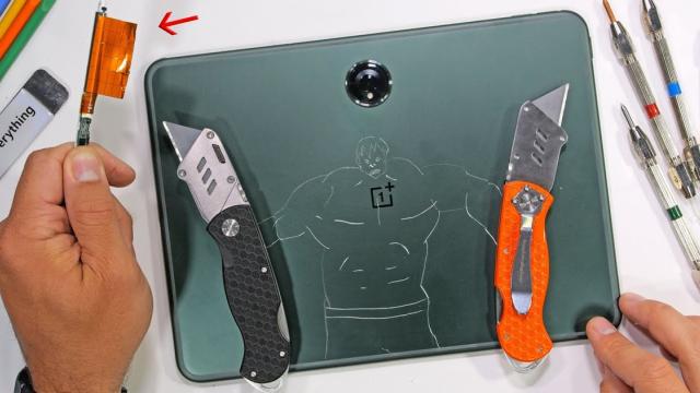 <b>OnePlus Pad trece testul de durabilitate a lui JerryRigEverything; Prima tabletă a companiei e destul de rezistentă</b>Prima tabletă OnePlus a debutat în urmă cu câteva luni și am văzut-o în acțiune în cadrul târgului tehnologic MWC 2023, atunci când a primit un video hands-on din partea noastră. Dispozitivul poate fi acum comandat, iar livrările au început. O unitate