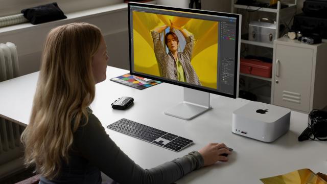 <b>Apple anunță un Mac Studio adus la zi; Păstrează un corp compact și vine cu CPU puternic M2 Max sau M2 Ultra</b>Mac Studio e un produs încă nou din portofoliul Apple. Prima variantă debuta anul trecut cu CPU M1 Ultra și surprindea printr-un corp redus ca dimensiuni, ușor de transportat oriunde, dar și prin performanța oferită. Ei bine, în cadrul WWDC 2023