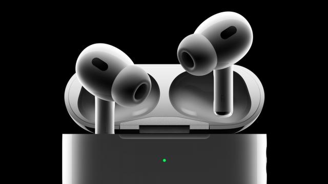 <b>Căștile Apple AirPods Pro 2 primesc un update important: Sosesc funcțiile Adaptive Audio, Personalized Volume și Conversation Awareness</b>Apple a susținut unul dintre cele mai importante evenimente din acest an aseară, WWDC 2023. A fost prezentat în cadrul acestui keynote un conceput nou de super-computer, sub forma ochelarilor inteligenți Apple Vision Pro. De asemenea, a fost detaliat iOS