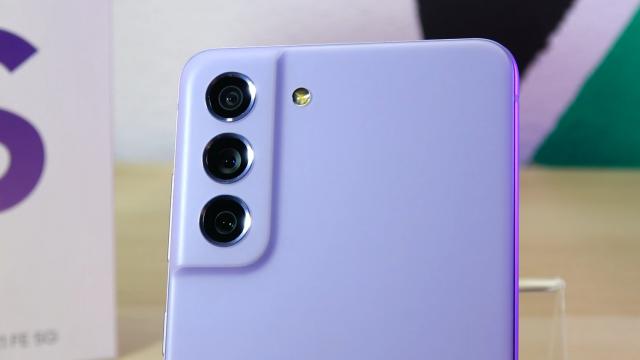 <b>Bateria lui Samsung Galaxy S23 FE primește certificarea Safety Korea și apare în imagini; Când sosește smartphone-ul?</b>Samsung Galaxy S23 FE este unul dintre cele mai așteptate telefoane din acest an. Vine ca succesor pentru Galaxy S21 FE, model ce s-a bucurat de popularitate asemeni predecesorului său, Galaxy S20 FE. Ei bine, noul model a avut parte de câteva scăpări