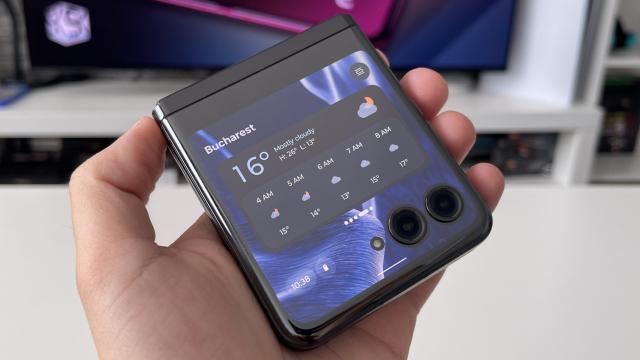 <b>Motorola RAZR 40 Ultra: Hardware cu multe plusuri faţă de RAZR 2022, în afară de unul</b>Motorola pare a fi mers pe principiul "more is more" pentru a îl crea pe Moto RAZR 40 Ultra. A crescut mărimea diagonalei ecranului principal, a celui secundar, capacitatea bateriei şi nişte extra-uri binevenite pe RAZR 40 Ultra faţă de Moto RAZR 2022