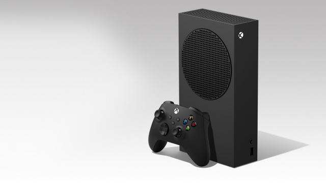 <b>Microsoft anunță consola Xbox Series S în variantă Carbon Black, acum cu SSD rapid de 1 TB; Cât costă?</b>La sfârșitul anului 2020 Microsoft anunța noi console de gaming atractive, varianta de top Xbox Series X și modelul mai accesibil, Xbox Series S. Prima e orientată spre gaming de top, are Bluray și e un rival pentru PlayStation 5. Varianta Series S