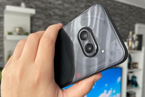 Nothing Phone (2a): Un design caracterstic pentru Nothing, cu luminițe și acum "ochi" care ne privesc