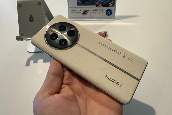 realme 12 Pro hands on: impresii despre telefonul pentru cinefili și pasionații de ceasuri, la sub 2000 lei