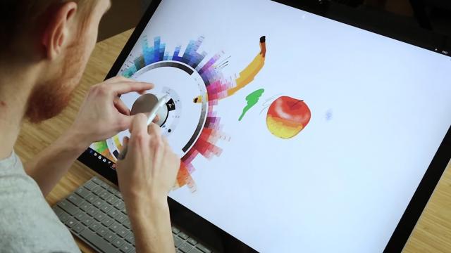 <b>Apple ar dezvolta un iMac cu display tactil, cu stand special ce permite înclinarea sa în mai multe poziții</b>Până acum nu am văzut laptopuri cu display tactil din partea Apple, deși au mai existat zvonuri cu privire la un astfel de device. Totuși, azi apare un patent surprinzător din partea companiei din Cupertino. Descrie un iMac cu touchscreen și stand special