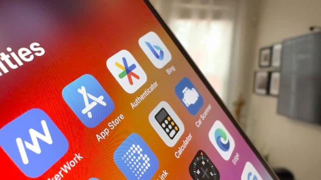 <b>Dezvoltatorii iOS vor putea distribui aplicații utilizatorilor din UE direct de pe site-urile lor</b>Odată cu iOS 17.4, Apple a oferit utilizatorilor de iPhone posibilitatea de a instala aplicații third-party pe device-urile lor. Pentru moment nu există astfel de magazine third-party din câte știu, dar treptat vor apărea diverse platforme. Apple