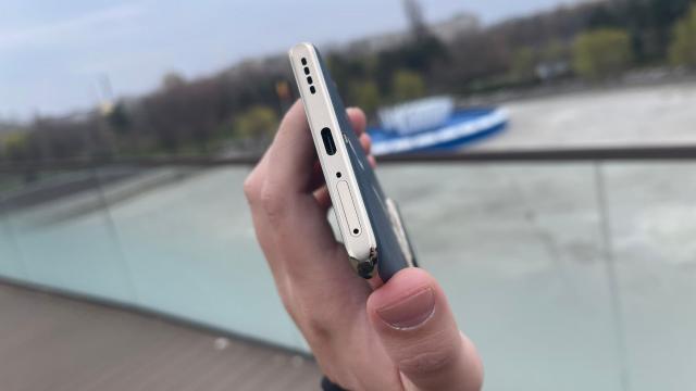<b>realme 12 Pro+: Cifre spectaculoase la playback video și încărcare completă în sub 45 de minute </b>Un alt capitol la care realme 12 Pro+ este similar predecesorului este bateria, cu o unitate identică de 5000 mAh integrată la interiorul corpului de 196 grame și 8.8 mm grosime. Se păstrează și alimentarea la 67W pe fir, cu încărcător 