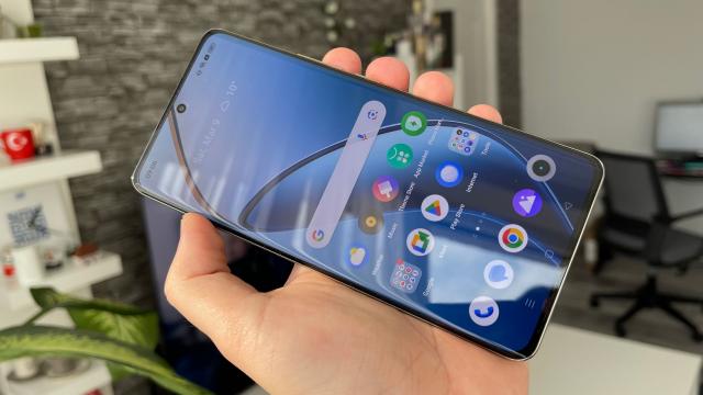 <b>realme 12 Pro+: Performanță peste Motorola Edge 40 Neo, ba chiar și Galaxy A54</b>La interior smartphone-ul realme 12 Pro+ vine echipat cu procesorul octa-core Qualcomm Snapdragon 7s Gen2, având 4x nuclee de performanță tactate la 2.40 GHz și alte 4x nuclee de 1.95 GHz, acestea fiind cele de eficiență energetică