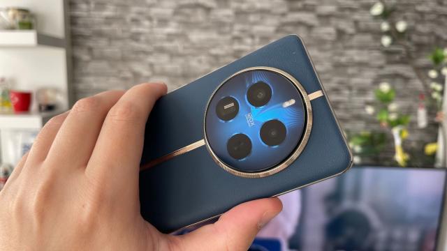 <b>realme 12 Pro+ Unboxing: inspirat de cinematografie şi ceasuri Rolex, se remarcă prin camera periscop</b>realme 12 Pro+ tocmai a debutat, primind un eveniment european într-o locaţie inedită, Grecia. Telefoanele seriei realme 12 au debutat în locaţii disparate, unele în India, altele în China şi iată că avem în sfârşit şi în Europa cel mai bine