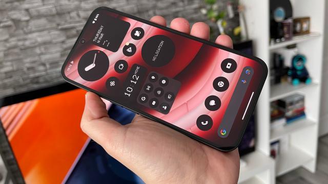 <b>Nothing Phone (2a): Display cu recorduri pentru segment la capitolul luminozitate</b>Nothing Phone (2a) vine echipat cu un ecran plat cum le place multora în aceste zile, panou AMOLED cu diagonală de 6.7 inch, rezoluție FHD+ de 2412 x 1080 pixeli și densitate de 394 ppi. Afișează până la 1 miliard de culori, oferă HDR10+