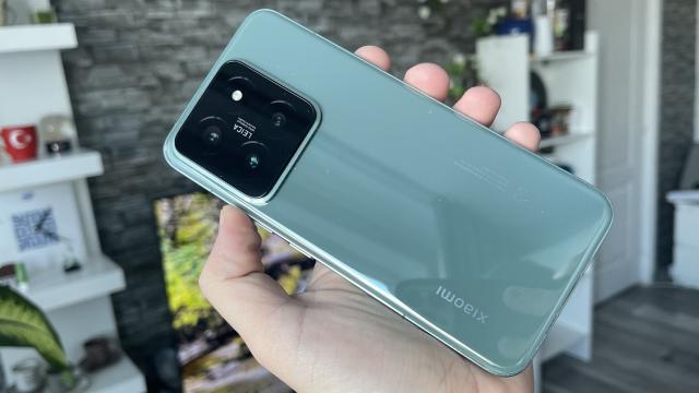 <b>Xiaomi 14: Design ce mizează pe continuitate, familiaritate</b>Designul mi se pare unul simplu în cazul lui Xiaomi 14, poate unul chiar prea simplu pentru a da personalitate telefonului. Asta nu înseamnă că îmi displace, este un telefon frumos și bine construit, premium. Ce îmi place în mod deosebit este că e compact