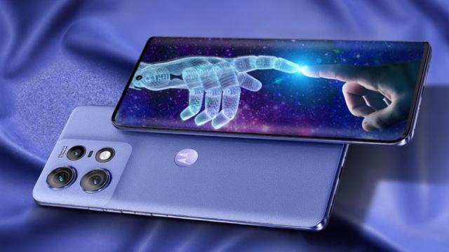 <b>Motorola edge 50 Pro are noi dotări dezvăluite înainte de lansarea de pe 3 aprilie: vine cu ecran curbat de 6.7 inch</b>Pe data de 3 aprilie 2024 este notat în calendar și evenimentul de lansare Motorola care ne va aduce smartphone-ul Edge 50 Pro, un high mid-range. Deși credeam că acesta va fi identic lui Edge 50 Ultra din China, în realitate 