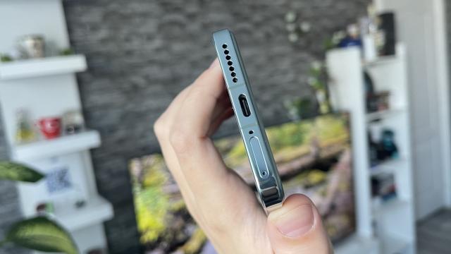 <b>Xiaomi 14: Conectivitate cu un infraroşu bine ascuns, Wi-Fi 7, 5G</b>Pe partea de conectivitate avem suport Wi-Fi 7, 5G, Bluetooth 5.4, GPS dual bând, NFC şi un infraroşu ciudat, fără emiţător sus, el fiind ascuns pe modulul foto. Telefonul are şi port USB-C 3.2 jos. Apelurile se aud brici, iar la SpeedTest am ajuns
