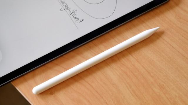 <b>Apple Pencil pregătește saltul spre Vision Pro; Viitor augmentat pentru creativitate</b>Apple are în plan să facă Apple Pencil compatibil cu Vision Pro, indicând o evoluție semnificativă dincolo de utilizarea tradițională cu iPad-uri. Imaginea este una unde Apple Pencil nu doar că ar putea interacționa cu aplicații de desen pe Vision Pro..