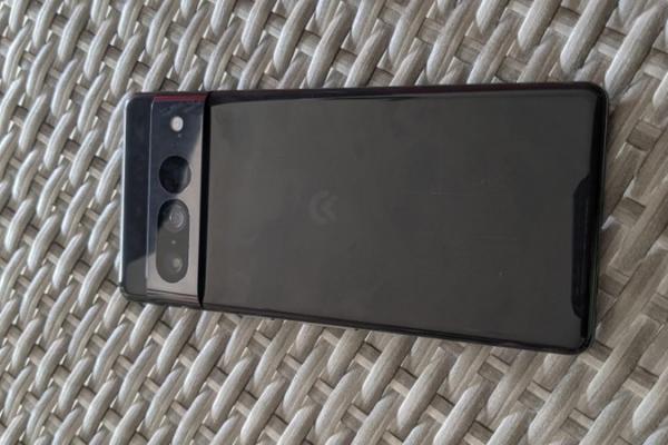 Google Pixel 7 Pro în varianta prototip se lasă admirat în fotografii hands-on, având ecran ușor curbat 