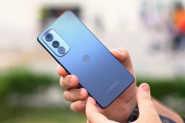 Motorola Edge 30: Design-ul de fotomodel încă se poartă