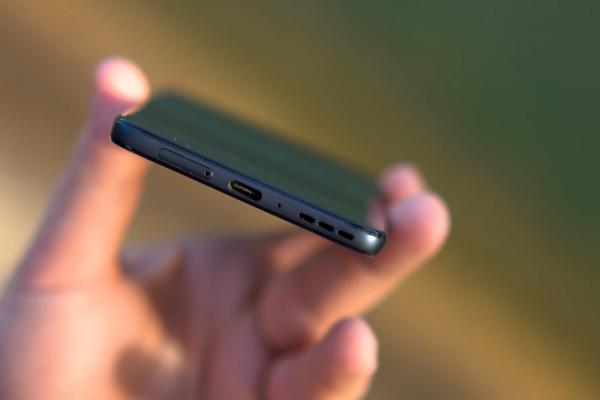 Motorola Edge 30: Acustică stereo destul de puternică, dar nu echilibrată