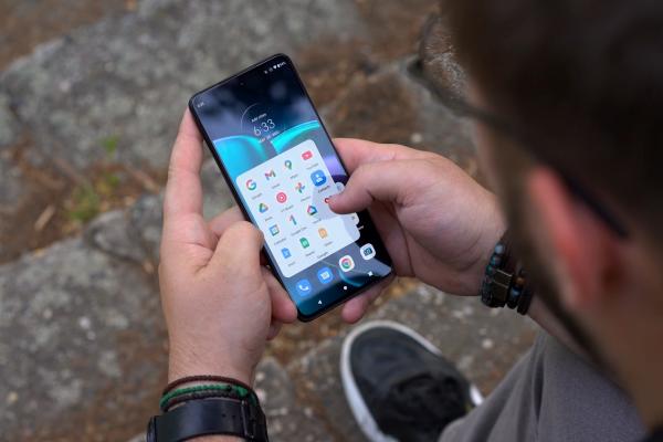 Motorola Edge 30: OS, UI, aplicaţii ca de Pixel, cu Ready For pentru productivitate desktop