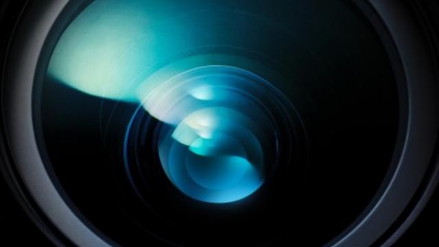 <b>Primul smartphone Moto cu senzor foto de 200 megapixeli vine în iulie; Motorola Frontier confirmat oficial</b>Vești bune sosesc la început de săptămână, printre acestea și cea referitoare la faptul că Motorola tocmai ce a confirmat existența unui telefon echipat cu senzor foto de 200 mpx în portofoliul său. Vorbim despre mult-vehiculatul Motorola Frontier 