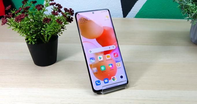 <b>Xiaomi 13 apare în primele zvonuri, ar putea inaugura procesorul Snapdragon 8 Gen 2</b>E foarte devreme să vorbim despre Xiaomi 13, ştiu asta, mai ales că Xiaomi 12 a fost anunţat în decembrie 2021, dar a ajuns în Europa de abia pe final de martie şi început de aprilie. Asta nu opreşte zvonacii să lucreze overtime şi să descopere