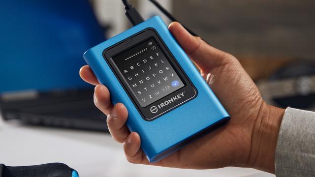 <b>Kingston Digital prezintă SSD-ul extern IronKey Vault Privacy 80, cu ecran tactil şi criptare hardware</b>Dacă simţi nevoia unui mediu de stocare ultra securizat, dar intuitiv de folosit, află că tocmai a lansat Kingston unul: IronKey Vault Privacy 80. Acest produs este un SSD extern (VP80ES), care vine cu ecran tactil şi criptare hardware

