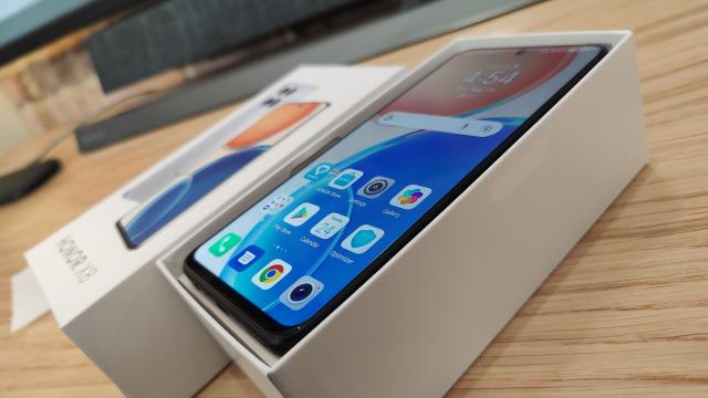 <b>Honor X8 Unboxing: primul contact cu (noul) HONOR în România, cu ecran de toţi banii</b>Honor X8 face parte din seria de produse cu care brandul HONOR a debutat în România. L-am văzut la treabă chiar la lansare, când am realizat un hands on cu el, iar acum vă prezentăm şi unboxing-ul său. Telefonul pune la bătaie deja 