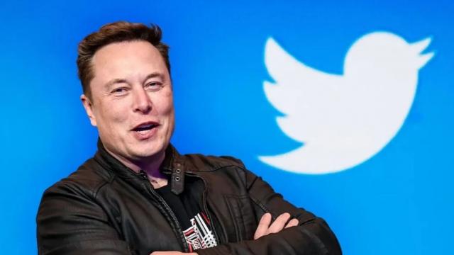 <b>Investitorii Twitter îl dau în judecată pe Elon Musk pentru achiziţia cu probleme a reţelei de socializare</b>Se pare că Elon Musk are probleme serioase cu achiziţia Twitter şi după ce a făcut un pas înapoi, indicând că tranzacţia e în standby, acum e şi dat în judecată de către investitorii şi acţionarii Twitter. Vă reamintesc că în aprilie Musk a preluat 9%