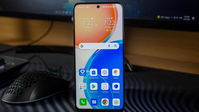 <b>Honor X8 - Display cu muchii înguste și rată de refresh ridicată</b>Honor X8 aduce un display destul de bun, cu o diagonală generoasă, de 6.7 inch, rezoluția maximă fiind una de 1080 x 2388 pixeli. Acesta are muchiile înguste, ceea ce îi oferă un look modern, și ascunde într-un hole-punch camera selfie de 16MP, despre