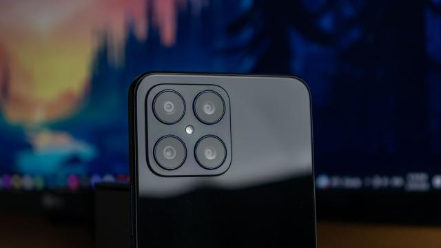 <b>Honor X8 - Cameră cu mulți megapixeli, culori bune și detalii bine scoase în evidență</b>Sistemul de camere pe care îl aduce Honor X8 este unul bun, cu un senzor principal de 64MP, acompaniat de o cameră de 5MP și două camere de 2MP, una macro și una pentru adâncime. Cele două camere de 2MP nu au fost prea des utilizate, nefiind foarte utile.