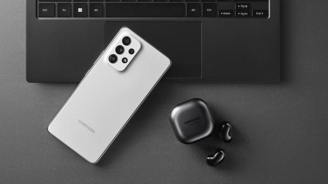 <b>Turul Magazinelor #1112: Resigilate cât cuprinde - laptop cu RTX 3050 sub 3000 lei, realme GT 5G, căşti Sony 1000XM4 + huse Galaxy A53</b>A început vară, parcă pe nesimţite s-au strecurat zilele caniculare în calendar. Dacă vă uitaţi cu îngrijorare spre vacanţele ce vin şi aveţi buget limitat, dar vreţi să mai cumpăraţi una-alta, vă ajutăm noi cu resigilate azi în Turul Magazinelor #1112