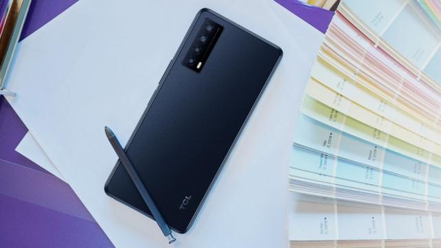 <b>TCL lansează un rival pentru Moto G Stylus; Modelul TCL Stylus 5G vine cu ecran generos de 6.81 inch</b>În zona smartphone-urilor de buget cu stylus doar LG și Motorola mai mișcau pe piață, iar odată cu LG scoasă din peisaj, părea că Moto are monopolul asupra acestui segment. Nu este chiar așa, pentru că astăzi TCL vine cu un telefon cu stylus